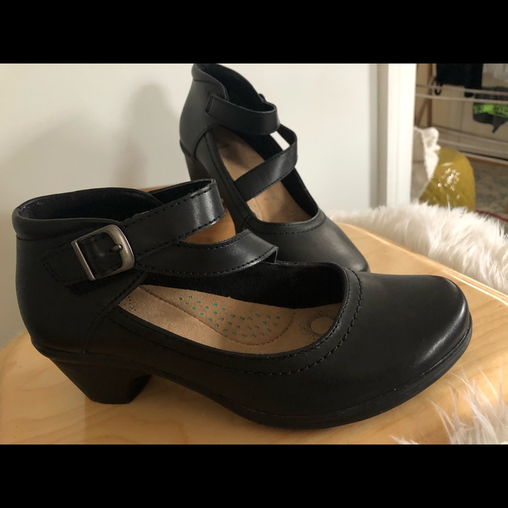 Black leather Earth Shoes